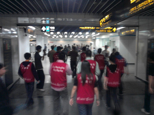 The vests are red and say 上海志愿者 on the back.